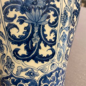 A Chinese blue and white vase and cover with floral design, Kangxi — 照片 20
