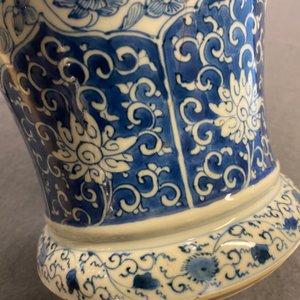 A Chinese blue and white vase and cover with floral design, Kangxi — 照片 24