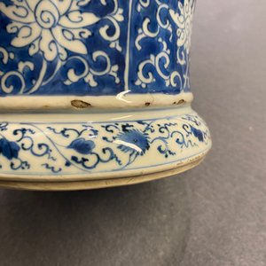 A Chinese blue and white vase and cover with floral design, Kangxi — 照片 27