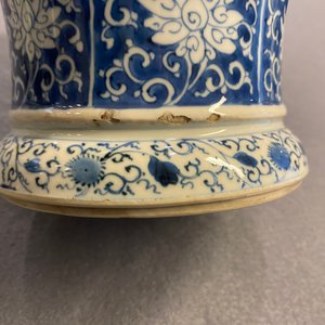 A Chinese blue and white vase and cover with floral design, Kangxi — 照片 28