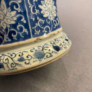 A Chinese blue and white vase and cover with floral design, Kangxi — 照片 33