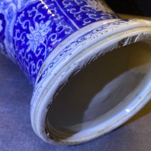 A Chinese blue and white vase and cover with floral design, Kangxi — 照片 35