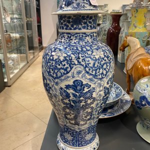 A Chinese blue and white vase and cover with floral design, Kangxi — 照片 38