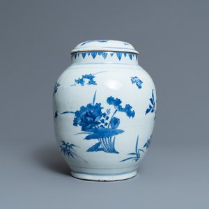 A Chinese blue and white vase and cover with floral sprigs, Transitional period — 照片 1