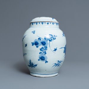 A Chinese blue and white vase and cover with floral sprigs, Transitional period — 照片 2