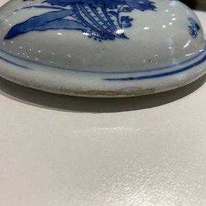 A Chinese blue and white vase and cover with floral sprigs, Transitional period — 照片 8