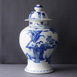 A Chinese blue and white vase and cover with ladies in a garden, 19th C. — photo 7