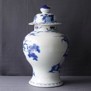 A Chinese blue and white vase and cover with ladies in a garden, 19th C. — photo 8