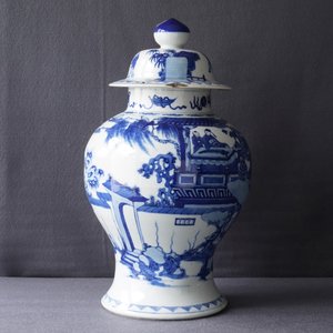 A Chinese blue and white vase and cover with ladies in a garden, 19th C. — photo 10