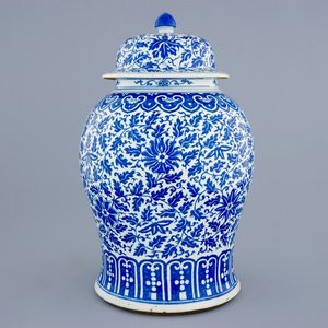A Chinese blue and white vase and cover with lotus scrolls, 19th C. — photo 1