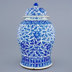A Chinese blue and white vase and cover with lotus scrolls, 19th C. — photo 2