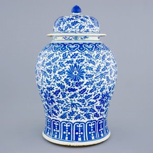 A Chinese blue and white vase and cover with lotus scrolls, 19th C. — photo 3