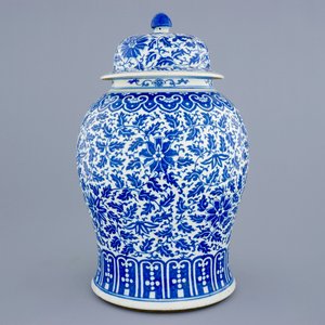 A Chinese blue and white vase and cover with lotus scrolls, 19th C. — photo 4