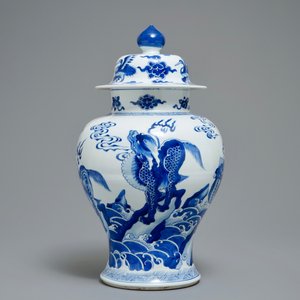A Chinese blue and white vase and cover with mythical beasts, Kangxi — photo 3
