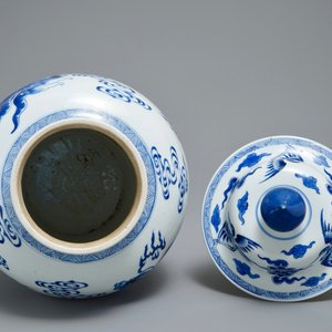A Chinese blue and white vase and cover with mythical beasts, Kangxi — photo 5