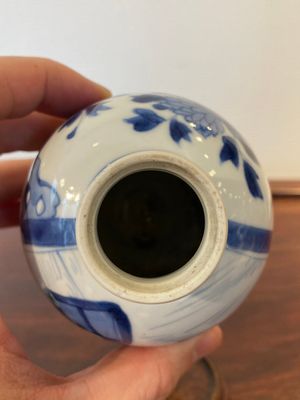 A Chinese blue and white vase and cover, Yu mark, Kangxi — 照片 6
