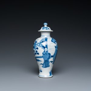 A Chinese blue and white vase and cover, Yu mark, Kangxi — 照片 5