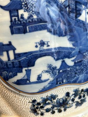 A Chinese blue and white vase depicting the Pearl River and the Whampoa Pagoda, Qianlong mark and of the period — 照片 14