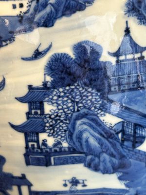 A Chinese blue and white vase depicting the Pearl River and the Whampoa Pagoda, Qianlong mark and of the period — 照片 16