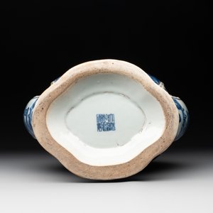 A Chinese blue and white vase depicting the Pearl River and the Whampoa Pagoda, Qianlong mark and of the period — 照片 7