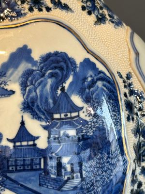 A Chinese blue and white vase depicting the Pearl River and the Whampoa Pagoda, Qianlong mark and of the period — photo 11
