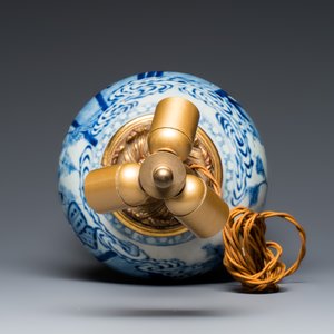 A Chinese blue and white vase mounted as lamp — foto 8