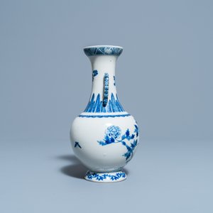 A Chinese blue and white vase with a bird among blossoms, Qianlong mark, 19th C. — 照片 4