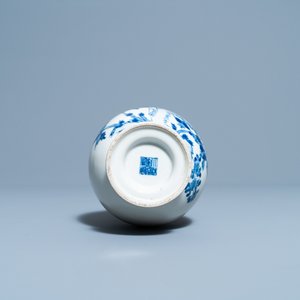 A Chinese blue and white vase with a bird among blossoms, Qianlong mark, 19th C. — 照片 6