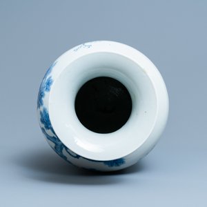 A Chinese blue and white vase with a narrative scene, Kangxi mark, 19th C. — 照片 5