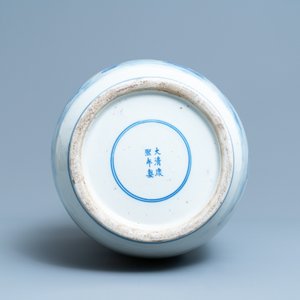 A Chinese blue and white vase with a narrative scene, Kangxi mark, 19th C. — 照片 6