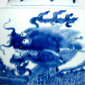 A Chinese blue and white vase with a qilin, Shunzhi, Transitional period — photo 5