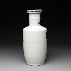A Chinese blue and white vase with birds among flowering branches, 19th C. — photo 3
