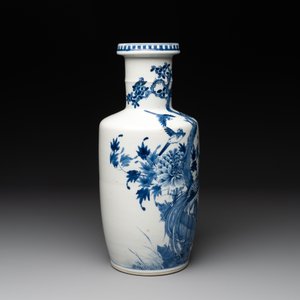 A Chinese blue and white vase with birds among flowering branches, 19th C. — photo 4