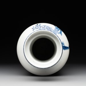 A Chinese blue and white vase with birds among flowering branches, 19th C. — photo 5