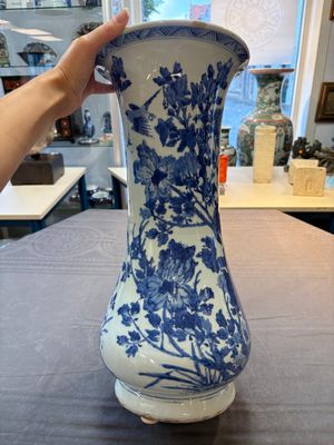 A Chinese blue and white vase with birds among flowering branches, Kangxi — 照片 3