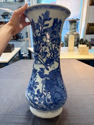A Chinese blue and white vase with birds among flowering branches, Kangxi — 照片 4