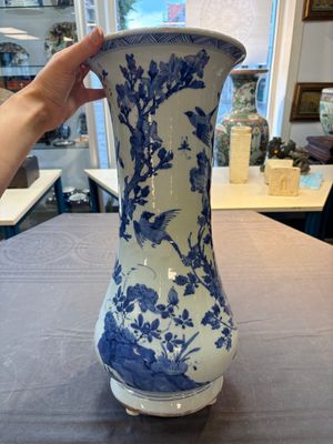 A Chinese blue and white vase with birds among flowering branches, Kangxi — 照片 8