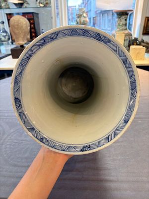 A Chinese blue and white vase with birds among flowering branches, Kangxi — 照片 9