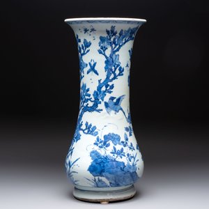A Chinese blue and white vase with birds among flowering branches, Kangxi — 照片 3