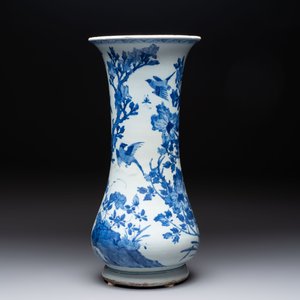 A Chinese blue and white vase with birds among flowering branches, Kangxi — 照片 4
