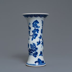 A Chinese blue and white vase with birds among flowers, Kangxi — photo 3