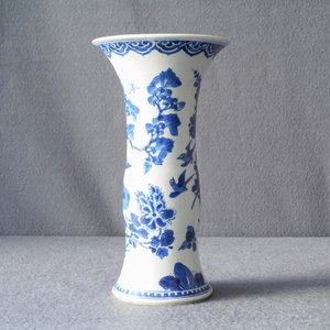 A Chinese blue and white vase with birds among flowers, Kangxi — photo 10