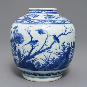 A Chinese blue and white vase with birds among flowers, Wanli — photo 1