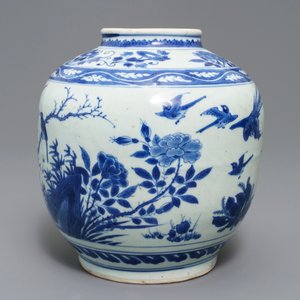 A Chinese blue and white vase with birds among flowers, Wanli — photo 4