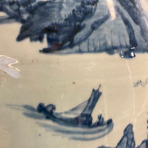 A Chinese blue and white vase with boats in a mountainous landscape, Ming — 照片 11