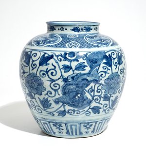 A Chinese blue and white vase with Buddhist lions and peonies, Ming, Wanli — photo 3