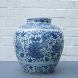 A Chinese blue and white vase with Buddhist lions and peonies, Ming, Wanli — photo 7