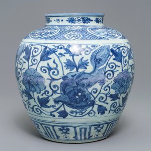 A Chinese blue and white vase with Buddhist lions and peonies, Wanli — photo 2