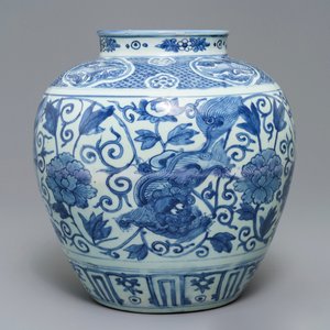 A Chinese blue and white vase with Buddhist lions and peonies, Wanli — photo 4