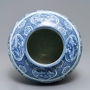 A Chinese blue and white vase with Buddhist lions and peonies, Wanli — photo 5
